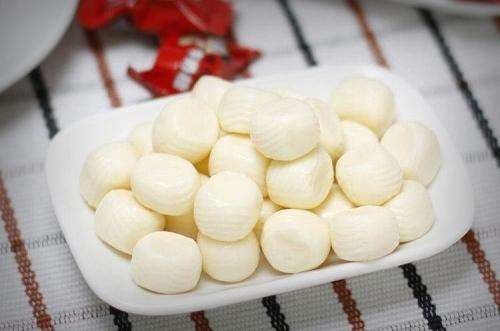 Небольшая малошумная машина упаковки мешка конфеты молока